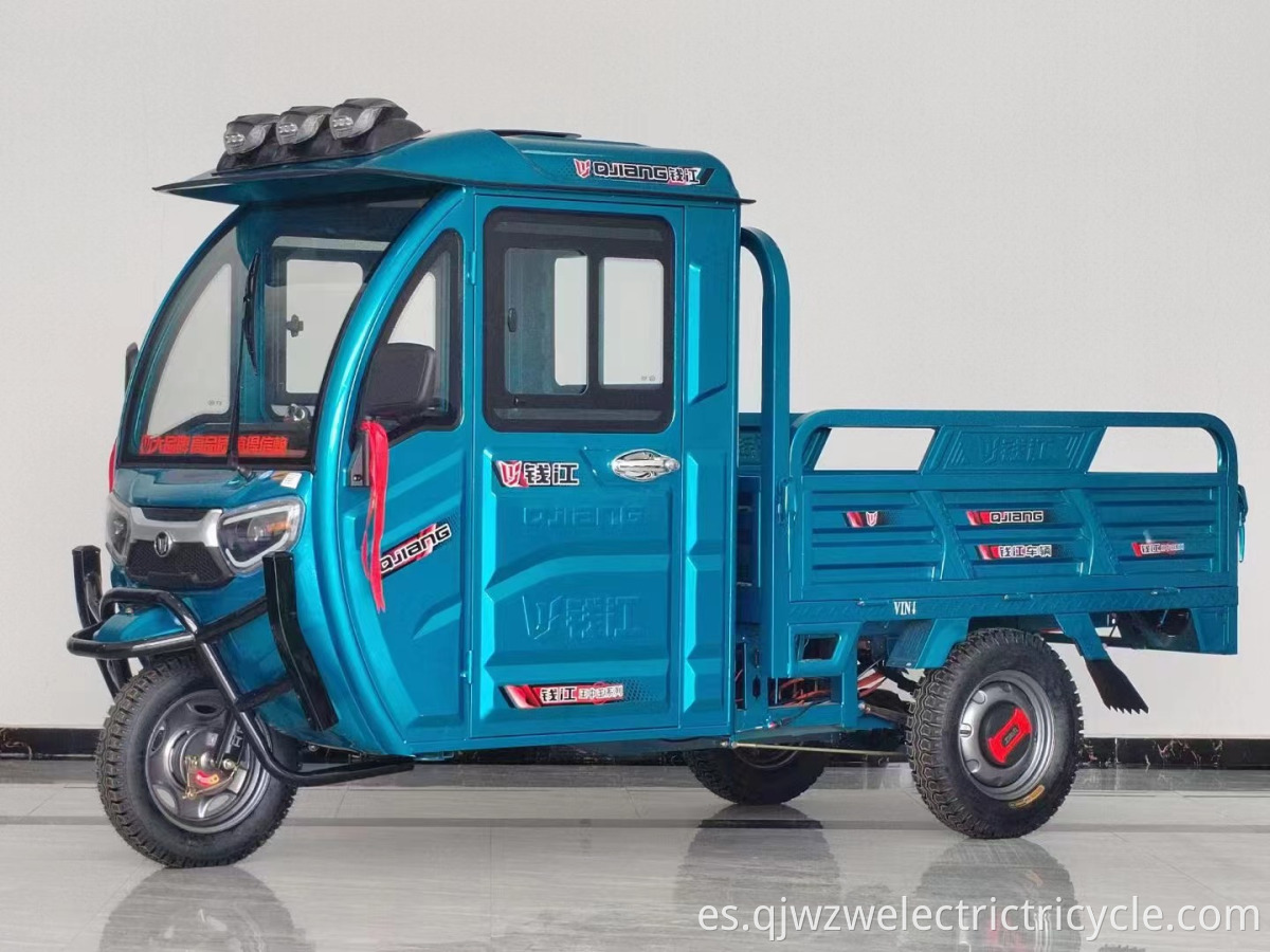 Electric tricycle with a cover